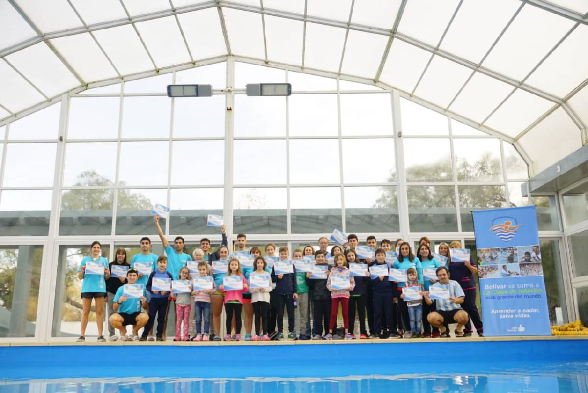 EL NATATORIO MUNICIPAL SE SUMÓ A LA CLASE DE NATACIÓN MÁS GRANDE DEL MUNDO