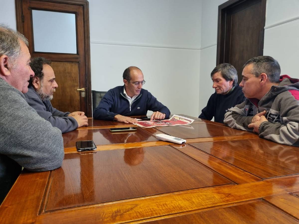 EL INTENDENTE PISANO SE REUNIÓ CON LA AGRUPACIÓN DE AUTOS CLÁSICOS DE BOLÍVAR