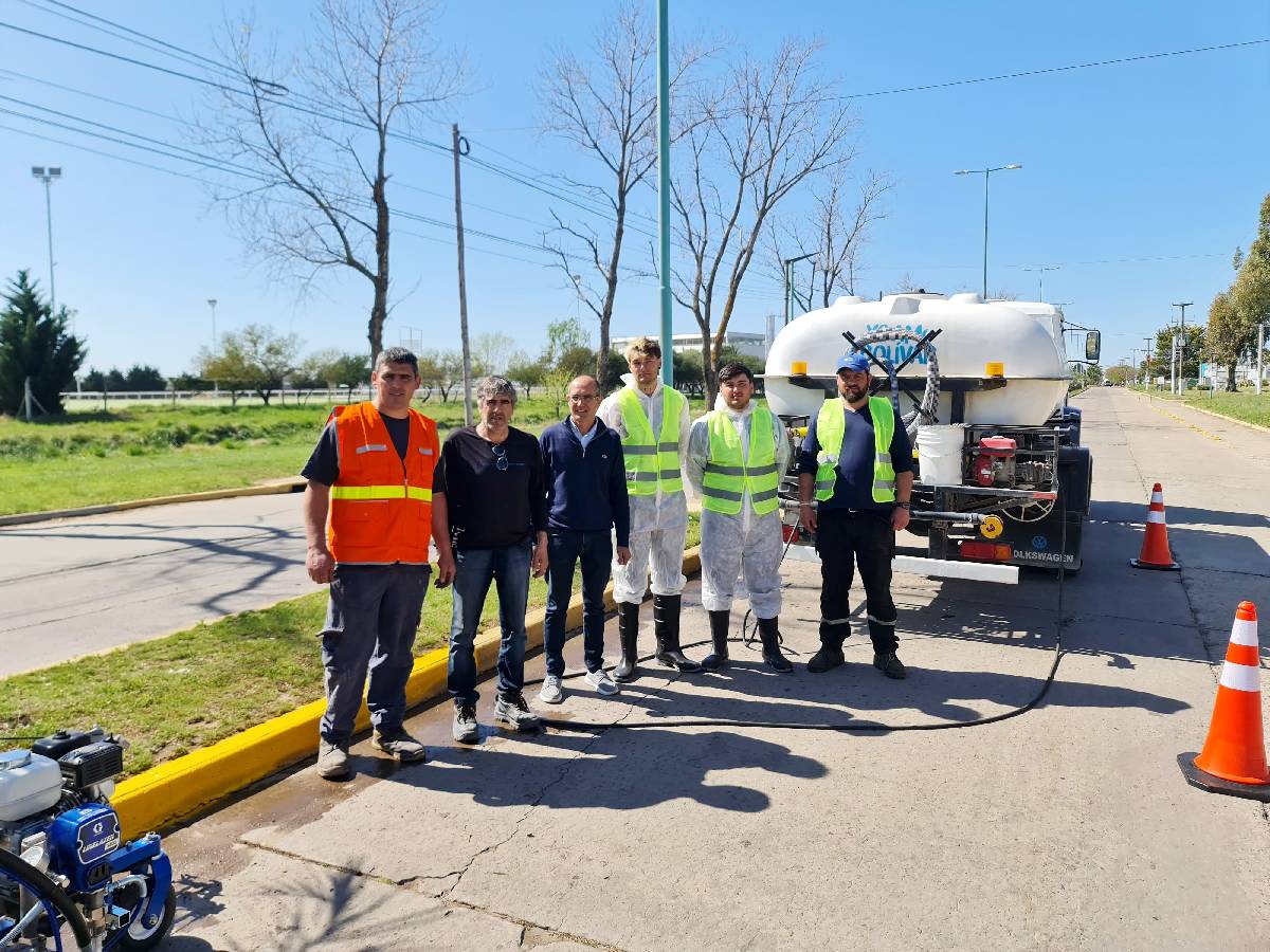 EL MUNICIPIO INCORPORÓ UNA MÁQUINA PARA PINTAR CORDONES Y SENDAS