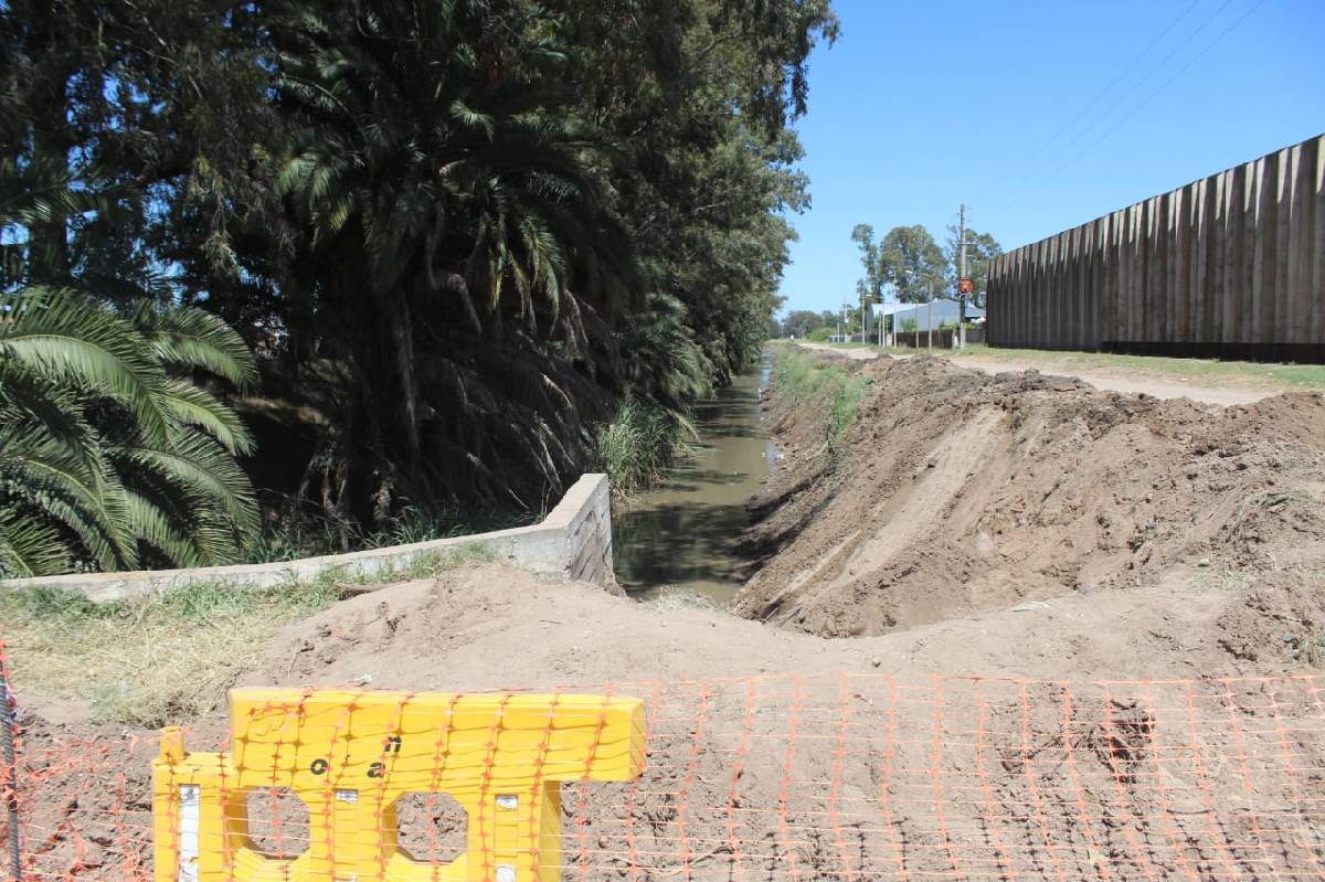 SE REALIZAN TRABAJOS SOBRE CANAL EN BARRIO COOPERATIVA