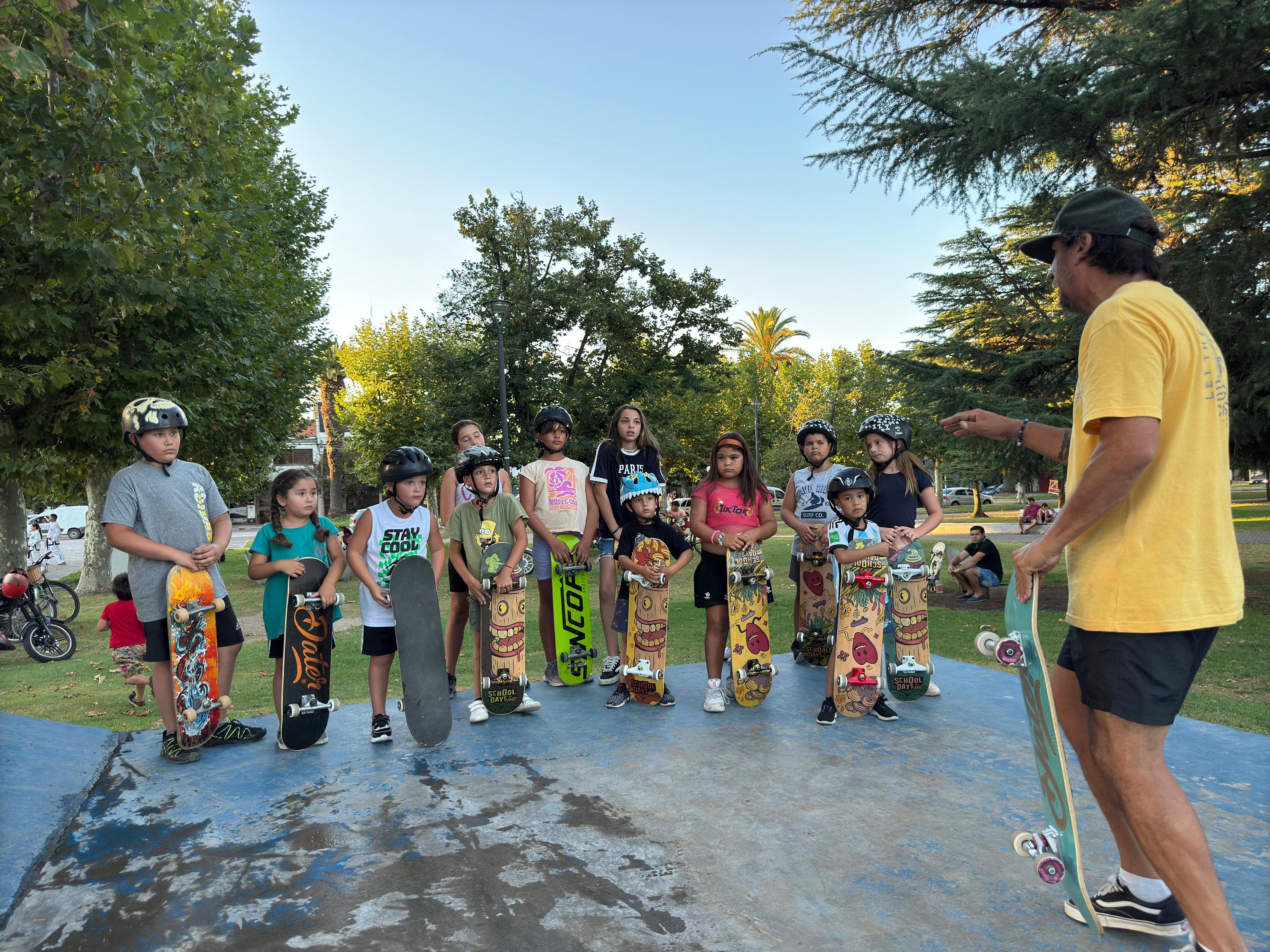 MÁS DE 40 PERSONAS SE SUMARON A LAS CLASES DE LA ESCUELA MUNICIPAL DE SKATE